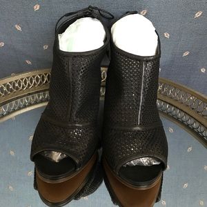 New JCrew Quorra peep-toe booties size 9 in black.