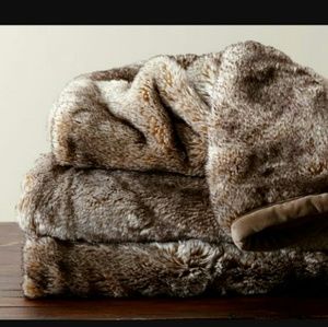 Pottery Barn - FAUX FUR THROW 50X60IN