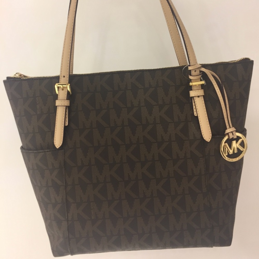 NWT. MK Jet set top zip tote