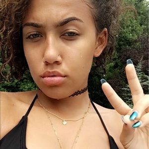 Meet your Posher, Alexis