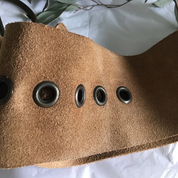 Soft suede belt with unique rustic buckle - Picture 2 of 2