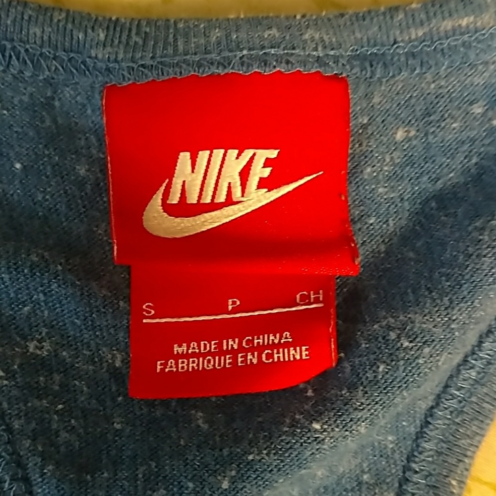 Buttoned Nike Racerback - Picture 4 of 4