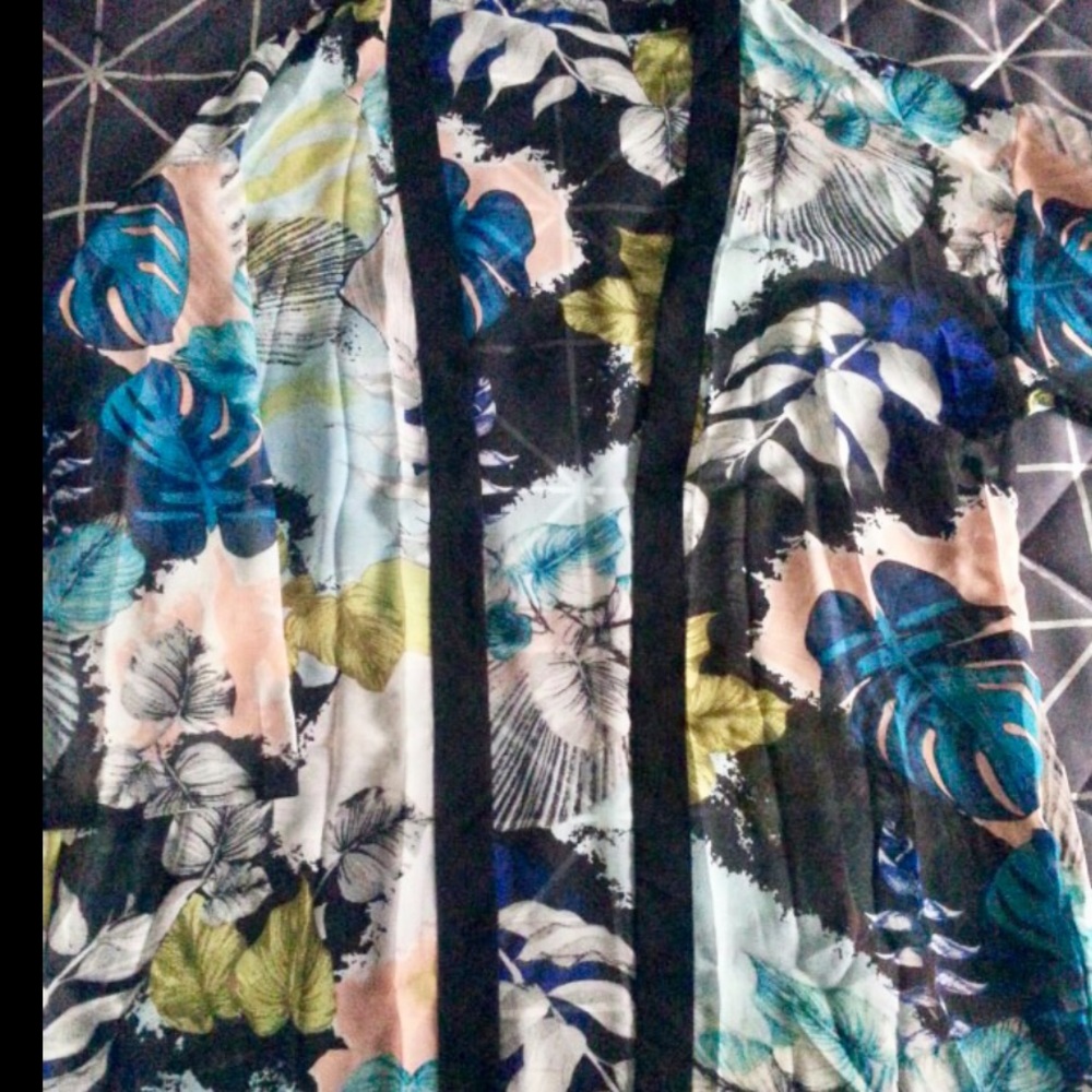 Long Brilliant Floral Leaves Kimono With Side Slit - Picture 6 of 7