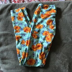 LuLaRoe mint & daisy leggings OS