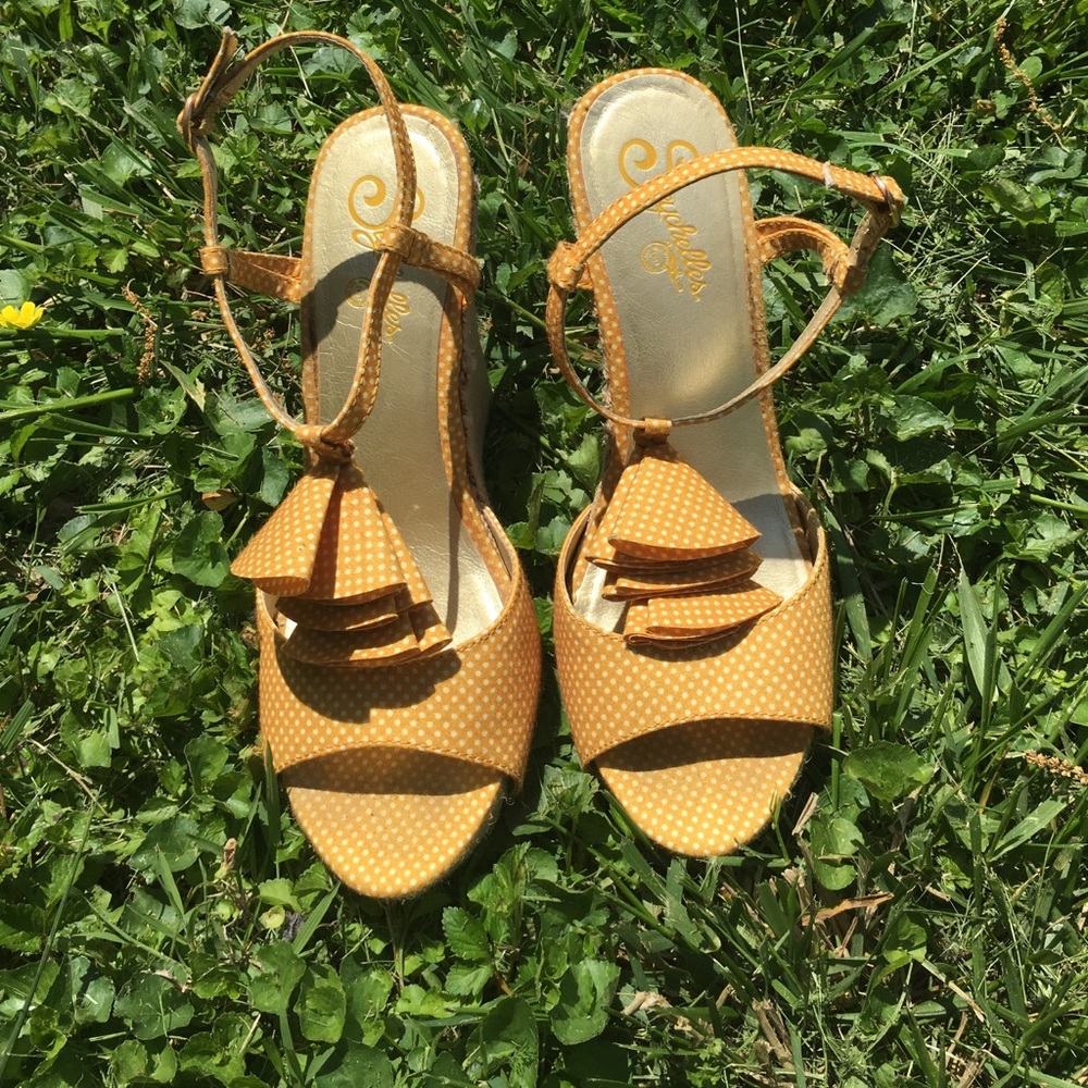 Yellow polka dot wedges