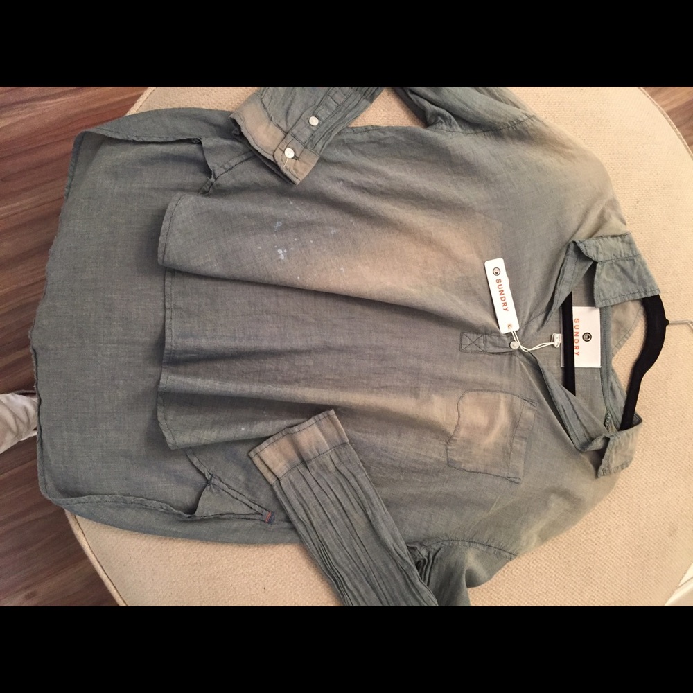 A sundry pull over top