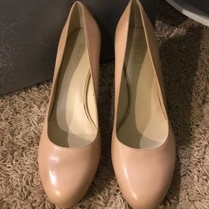 Nude pumps