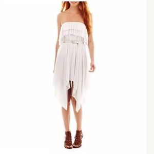 🆕🌹NWT, BELTED WHITE RUFFLED HANDKERCHIEF DRESS