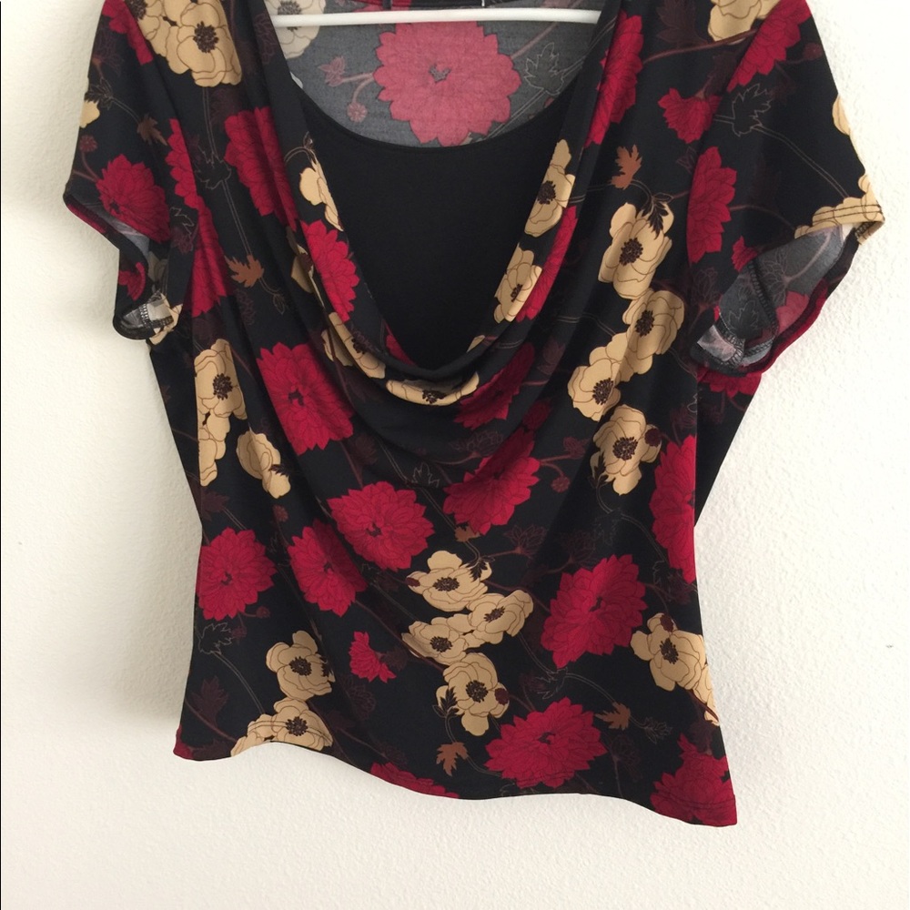 🌺 Floral casual dress shirt.