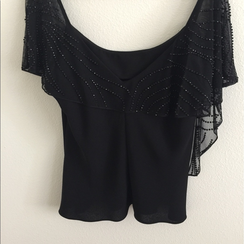 🌺 Light and cool black top.