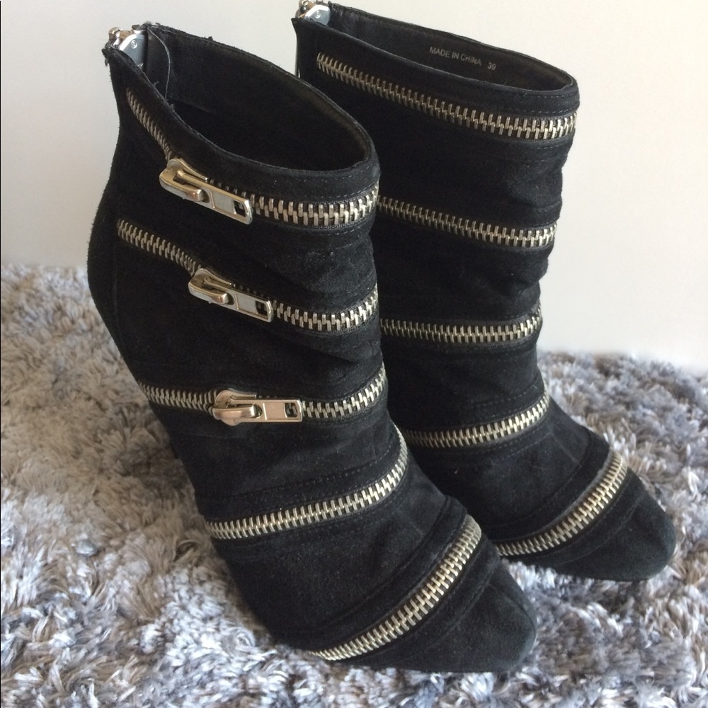 Stylish blk booties with silver tone zipper detail