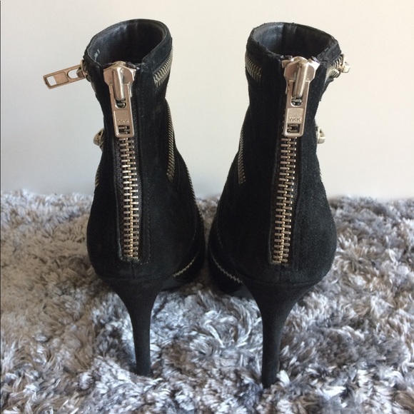 Stylish blk booties with silver tone zipper detail - Picture 2 of 6