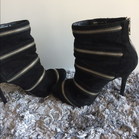 Stylish blk booties with silver tone zipper detail - Picture 3 of 6