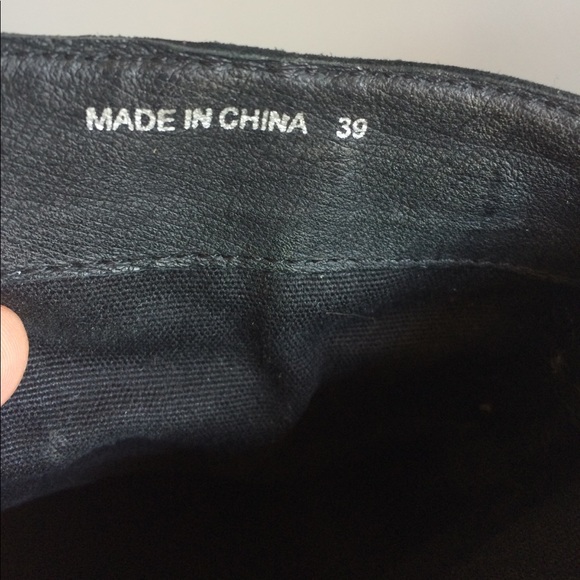 Stylish blk booties with silver tone zipper detail - Picture 4 of 6