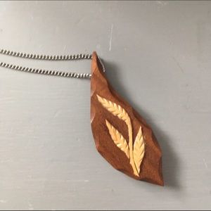Wood pendant necklace