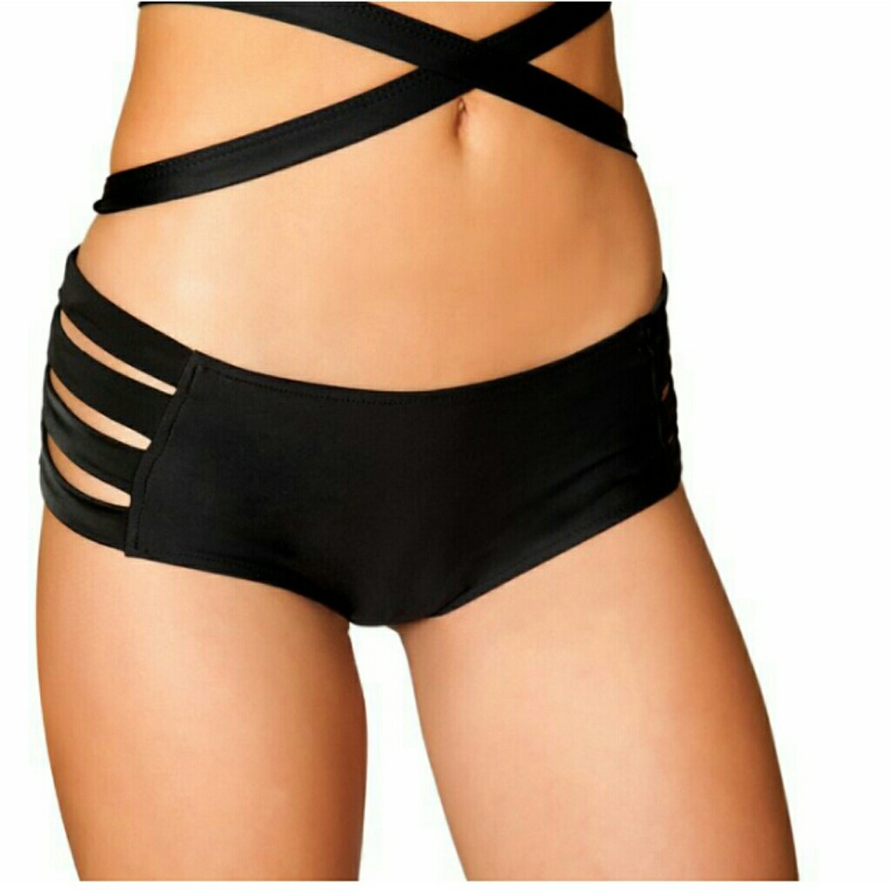 Black no seam strappy short