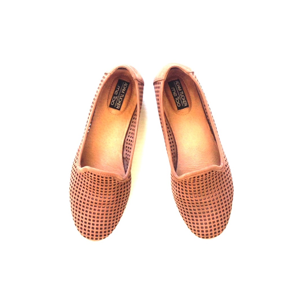 Perforated leather loafers.