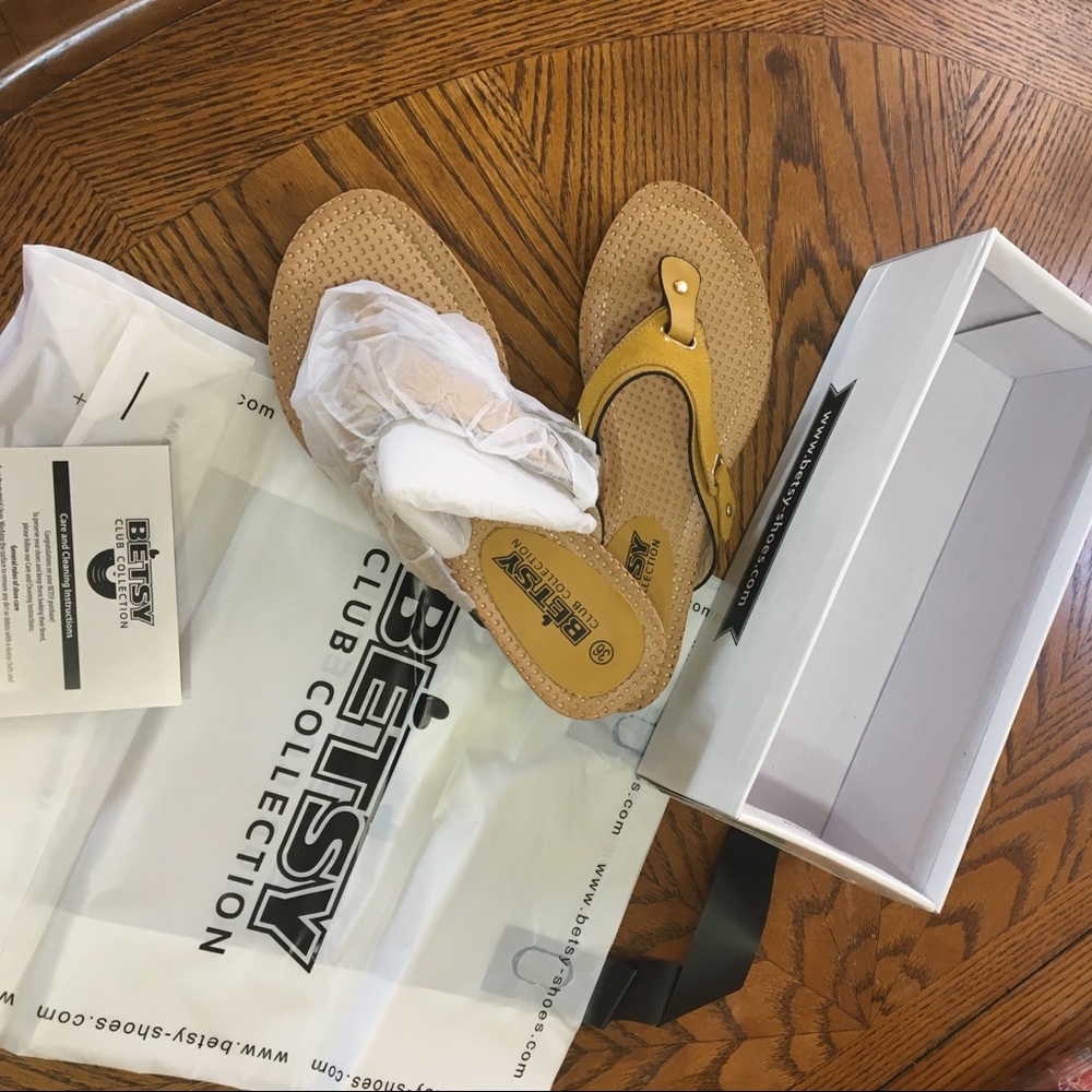 Betsy women's sandals 6sz yellow color