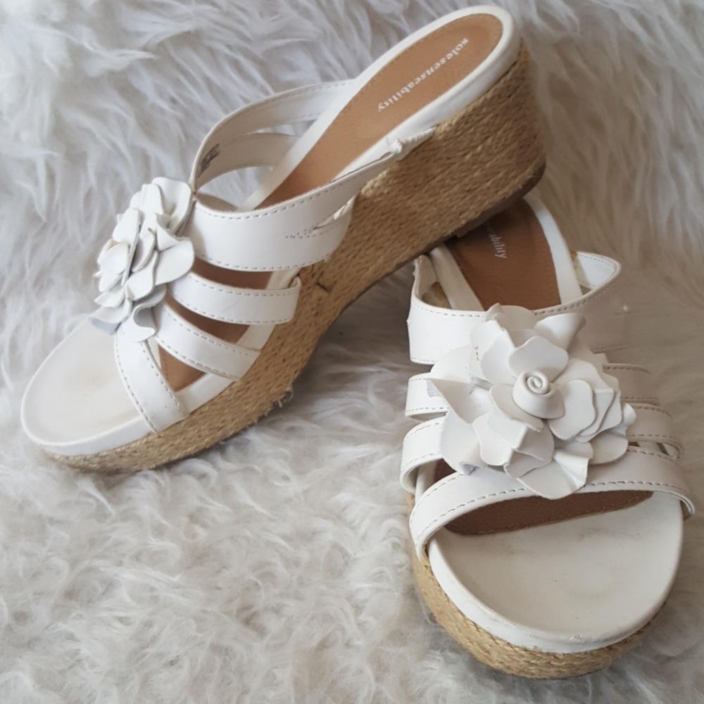 Sz 7.5 M ehite strappy platform summer heels