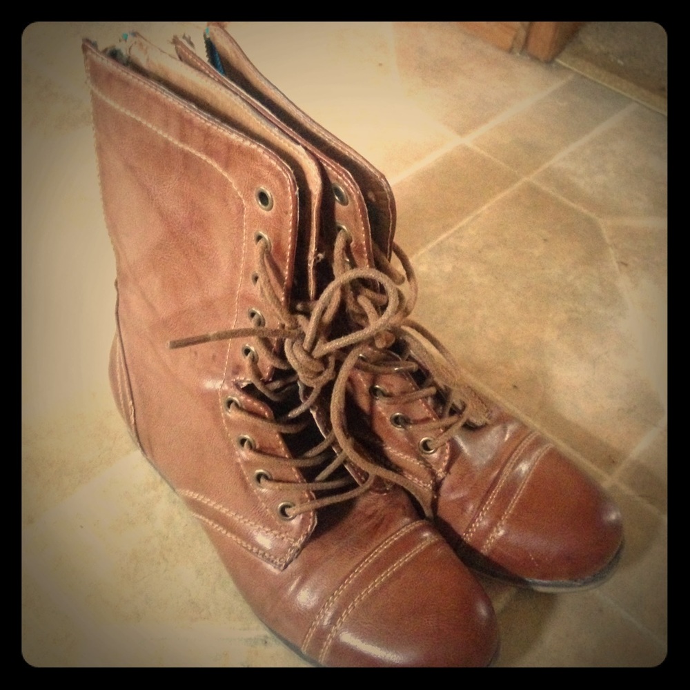 FINAL PRICE. Brown lace up combat boots