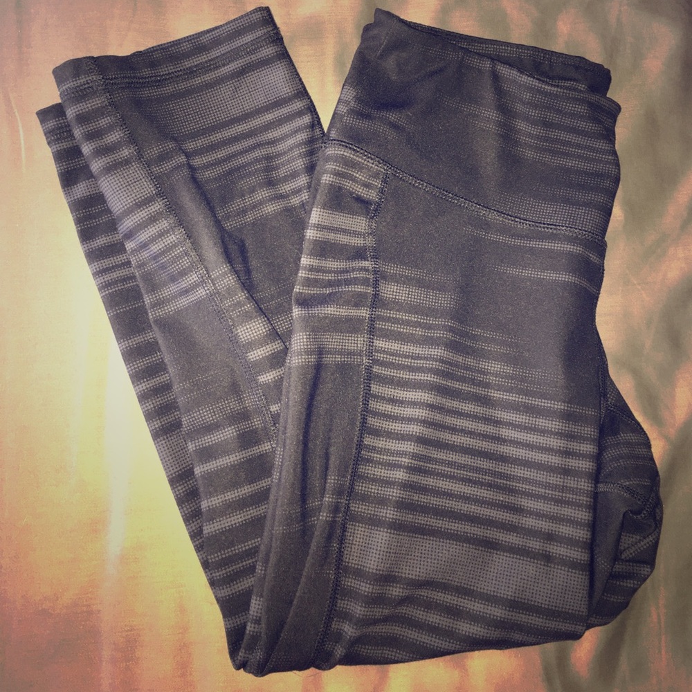 Old navy black/gray active fitted capris sz Medium