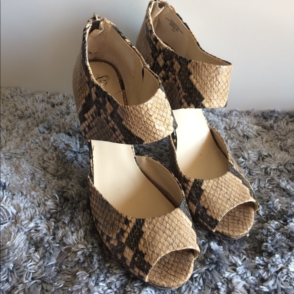 Python 🐍 print sz 7.5 Nine West heels