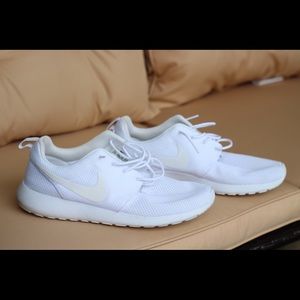 Nike White Roshe