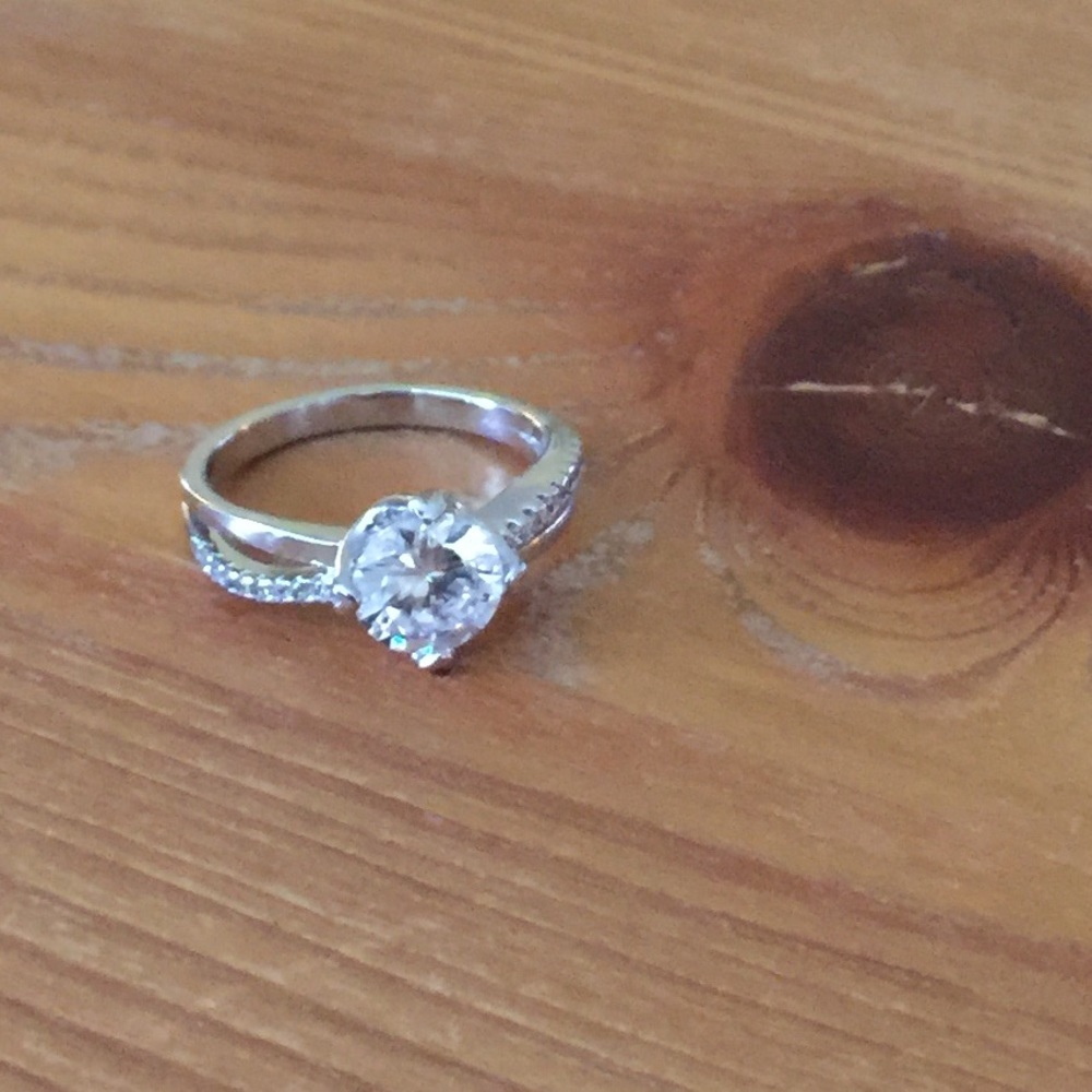 🔥FLASH SALE🔥 Stunning Diamond Ring