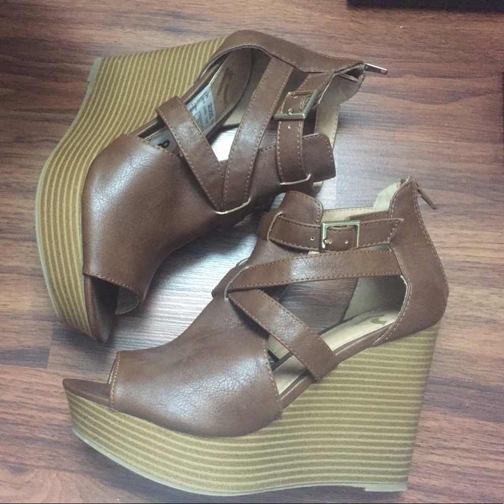 Report leather brown wedges