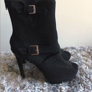 Juicy Couture perforated peep toe boots sz8
