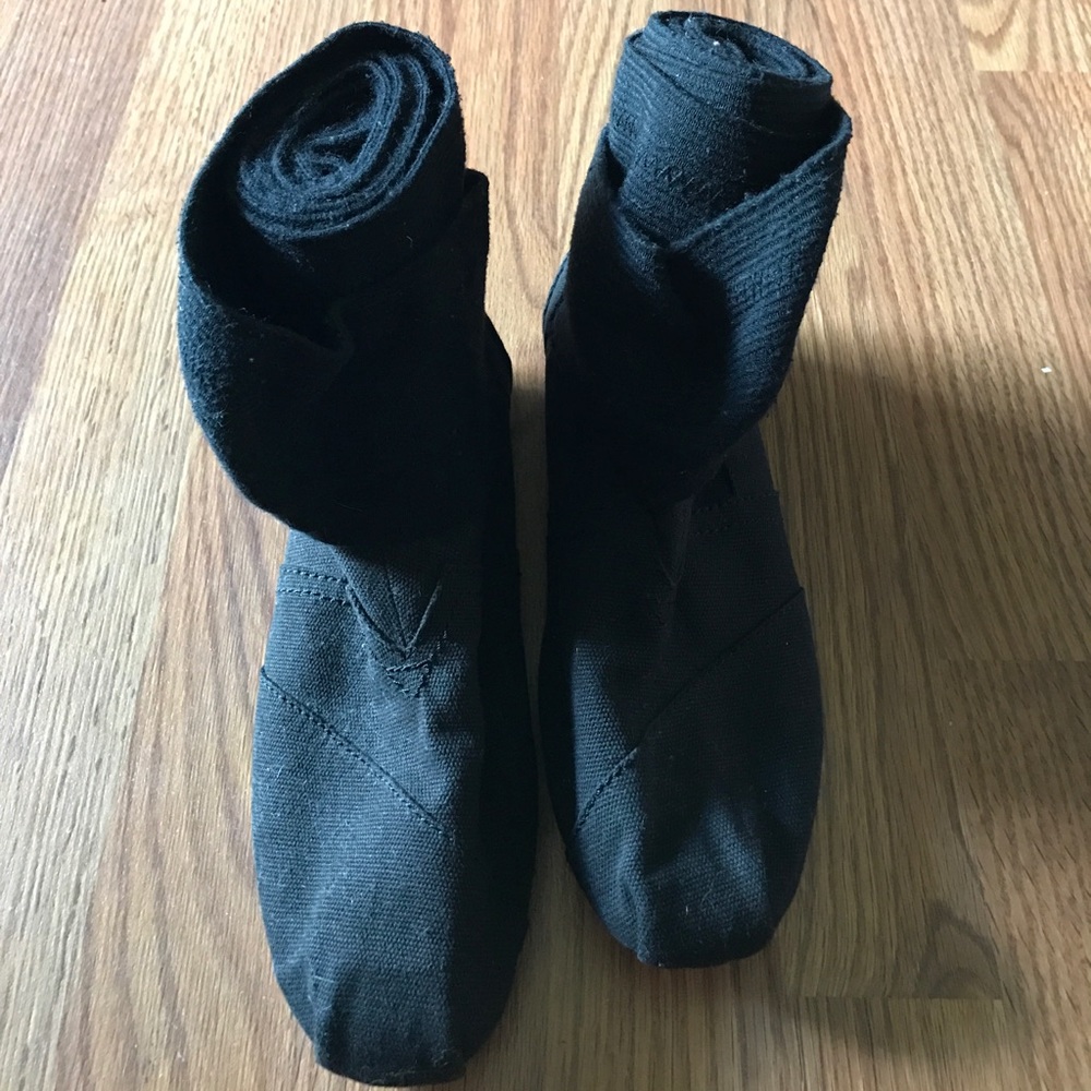EUC Black Wrap Toms Boots