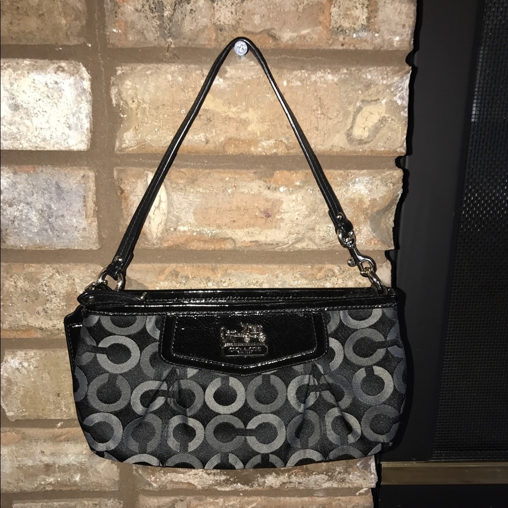 COACH SHOULDER/LARGE WRISTLET BNWOT ! In Black 🦋