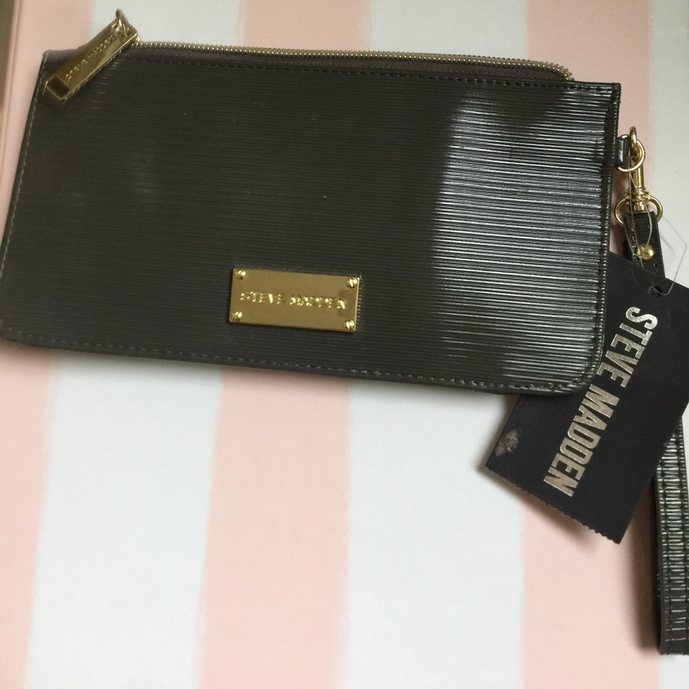 BEAUTIFUL STEVE MADDEN WRISTLET