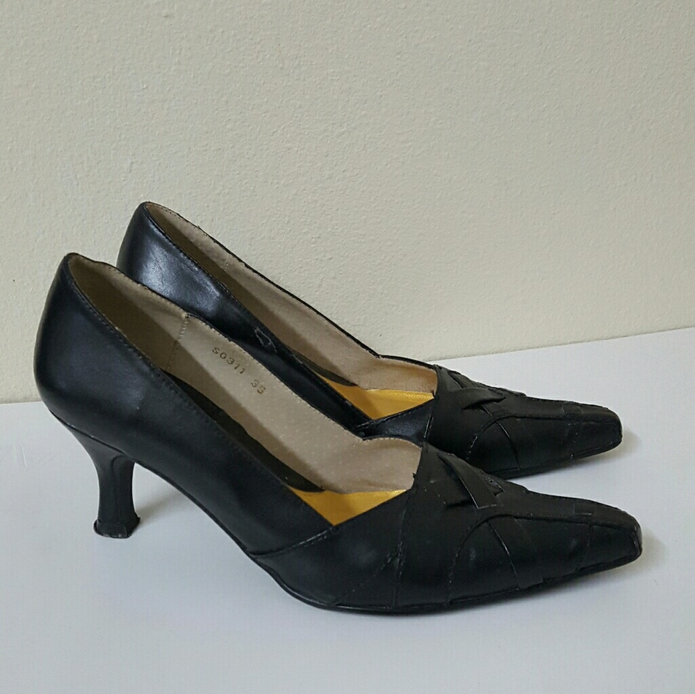 🚫 SOLD!!! Black leather kitten heels