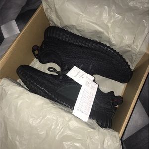 YEEZY PIRATE BLACK 9.5