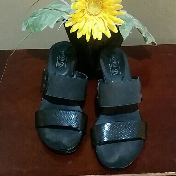 💥3 for $10💥 Black Slip on shoes with small heel - Picture 2 of 4