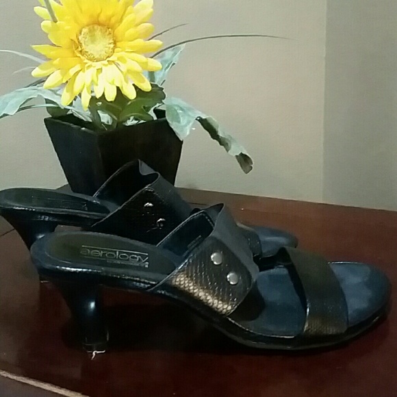 💥3 for $10💥 Black Slip on shoes with small heel - Picture 3 of 4