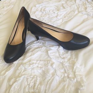 Cole Haan mid heel black leather pump size 7.5