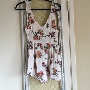 OFFERS RARE floral lily romper 🌸🌼🌺