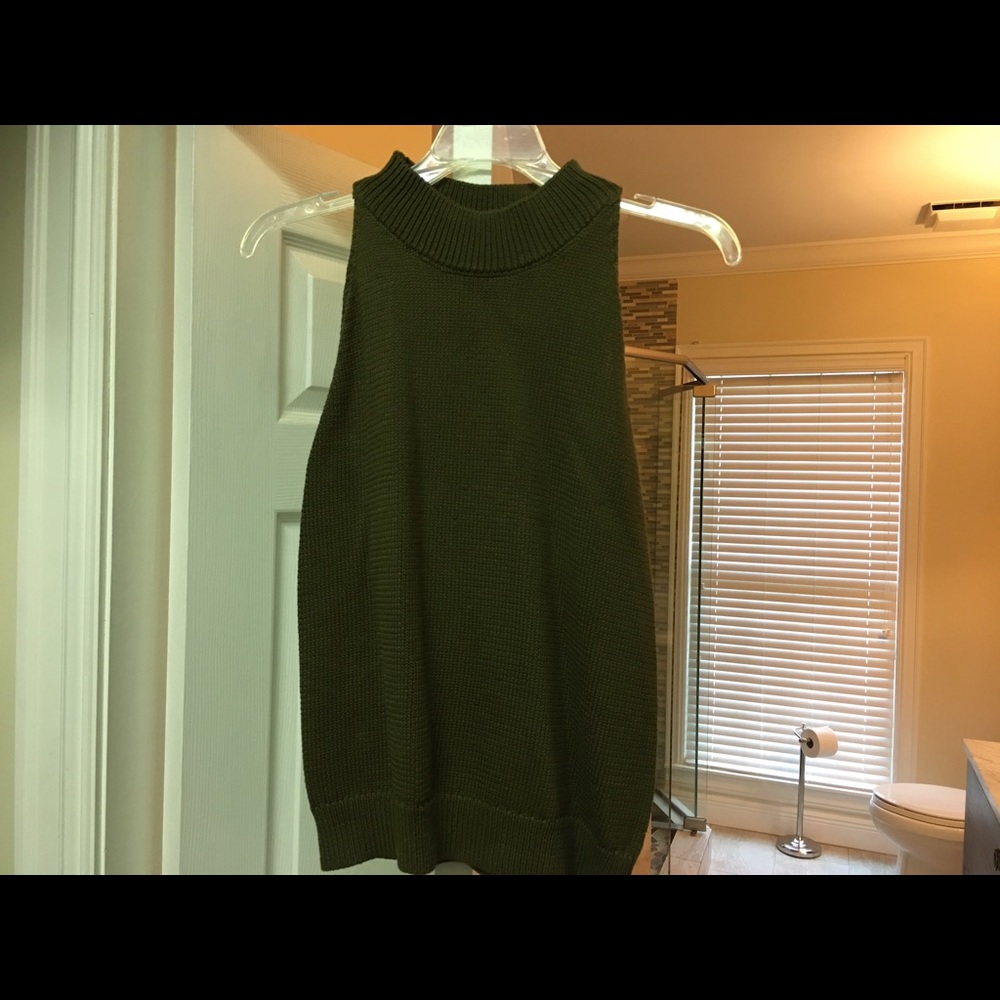 Sleeveless turtleneck Ann Taylor sweater. LG. $23