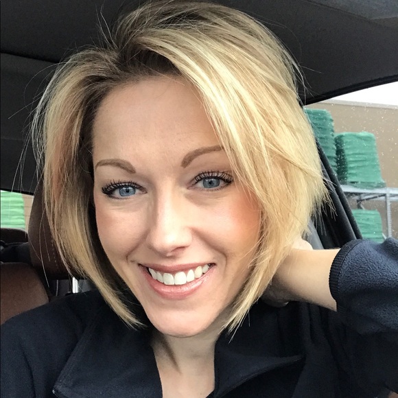 Meet your Posher, Nicole - Picture 1 of 1