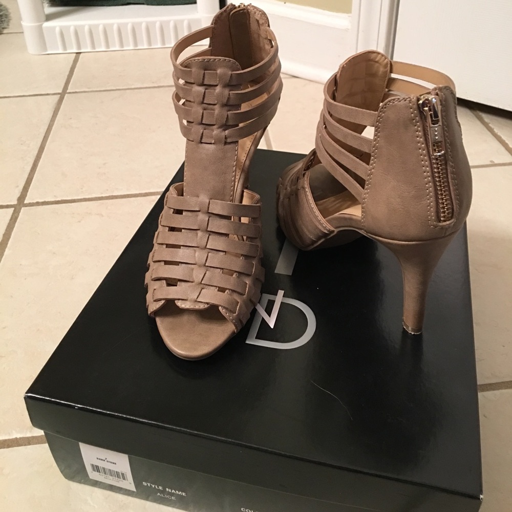SALE!!  Heels/sandals. Sz 7M. Neutral color.