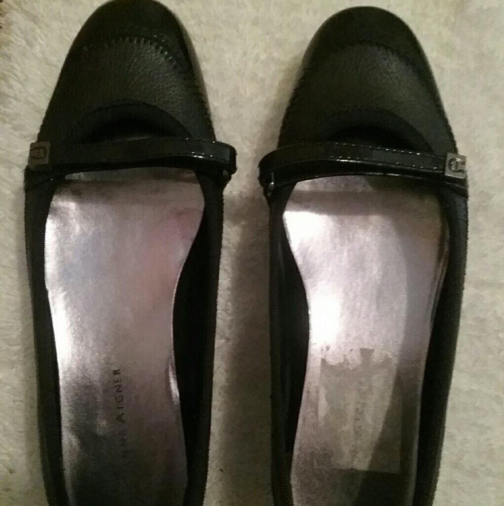NWOT Etienne Aigner classic black flats