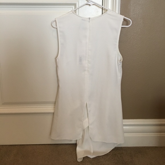 🆕 White Textured Top w/ Open Back Slit - Picture 2 of 4