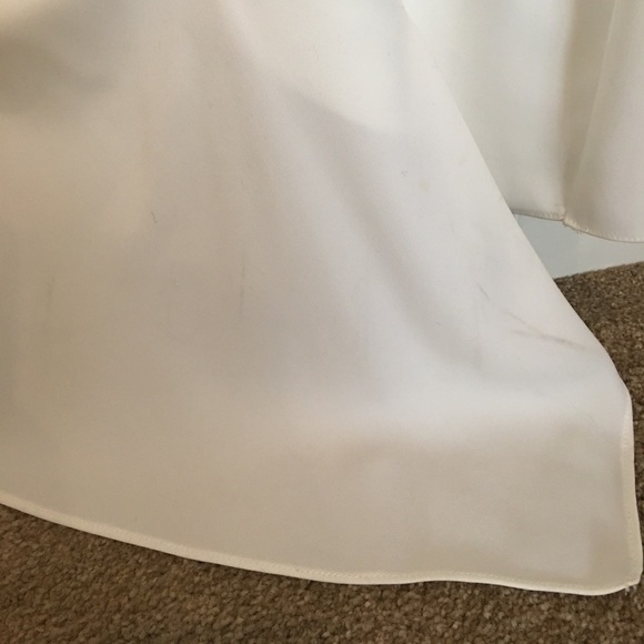 🆕 White Textured Top w/ Open Back Slit - Picture 4 of 4