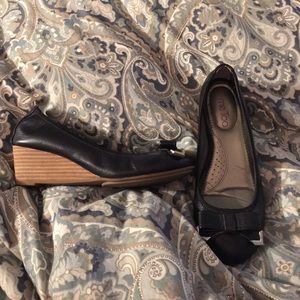 Black "Me Too" wedges