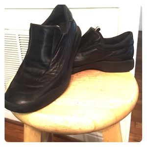 Authentic Gucci 100% Italian Leather Loafers