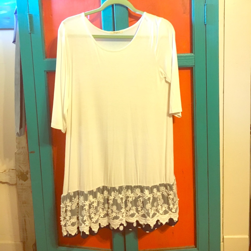 NWOT lace bottom boutique tunic. Size L/XL