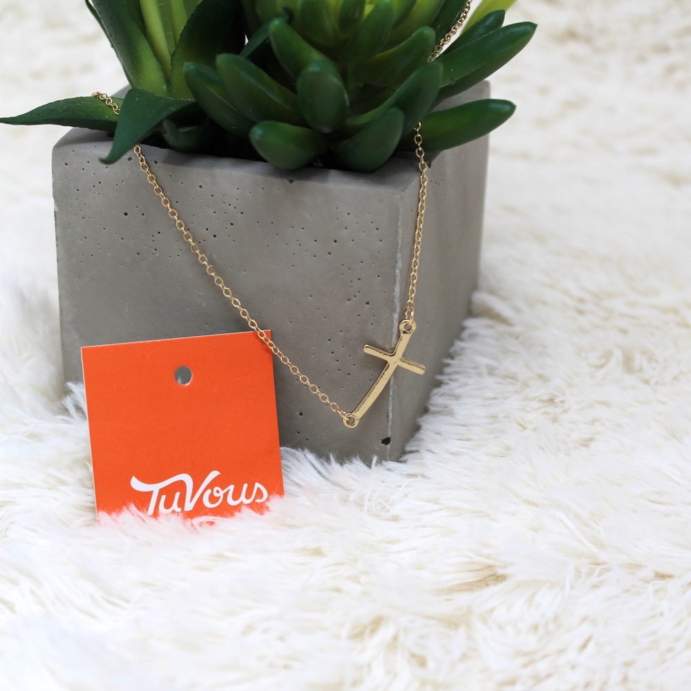 ⭐️ CROSS CHARM NECKLACE - Picture 4 of 4