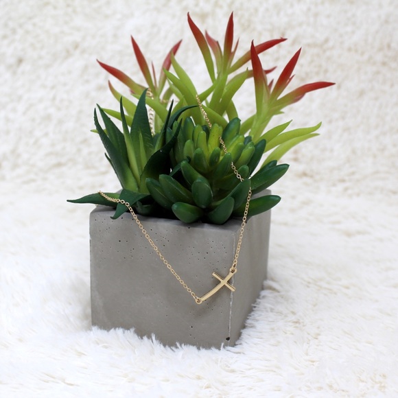 ⭐️ CROSS CHARM NECKLACE - Picture 2 of 4